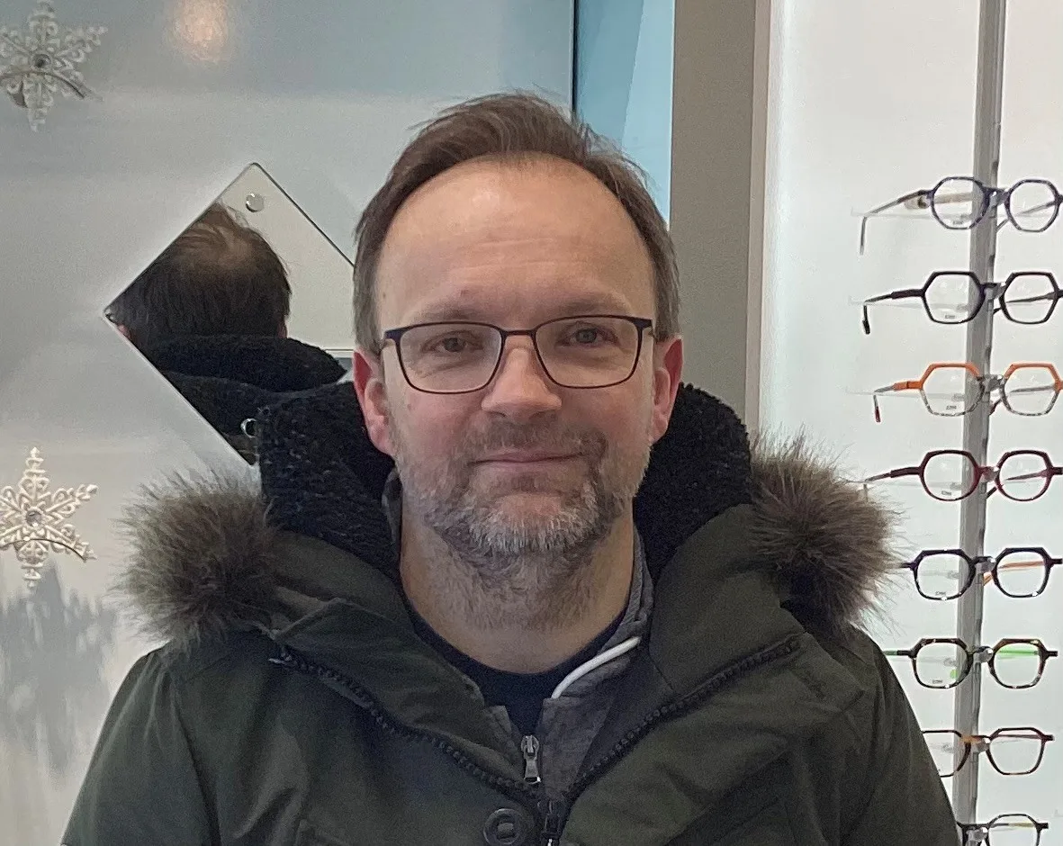 Happy Eyewise patient wearing glasses, photo 48